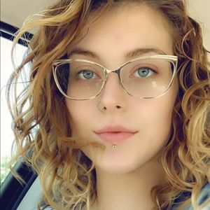 Meet your Posher, Alexis